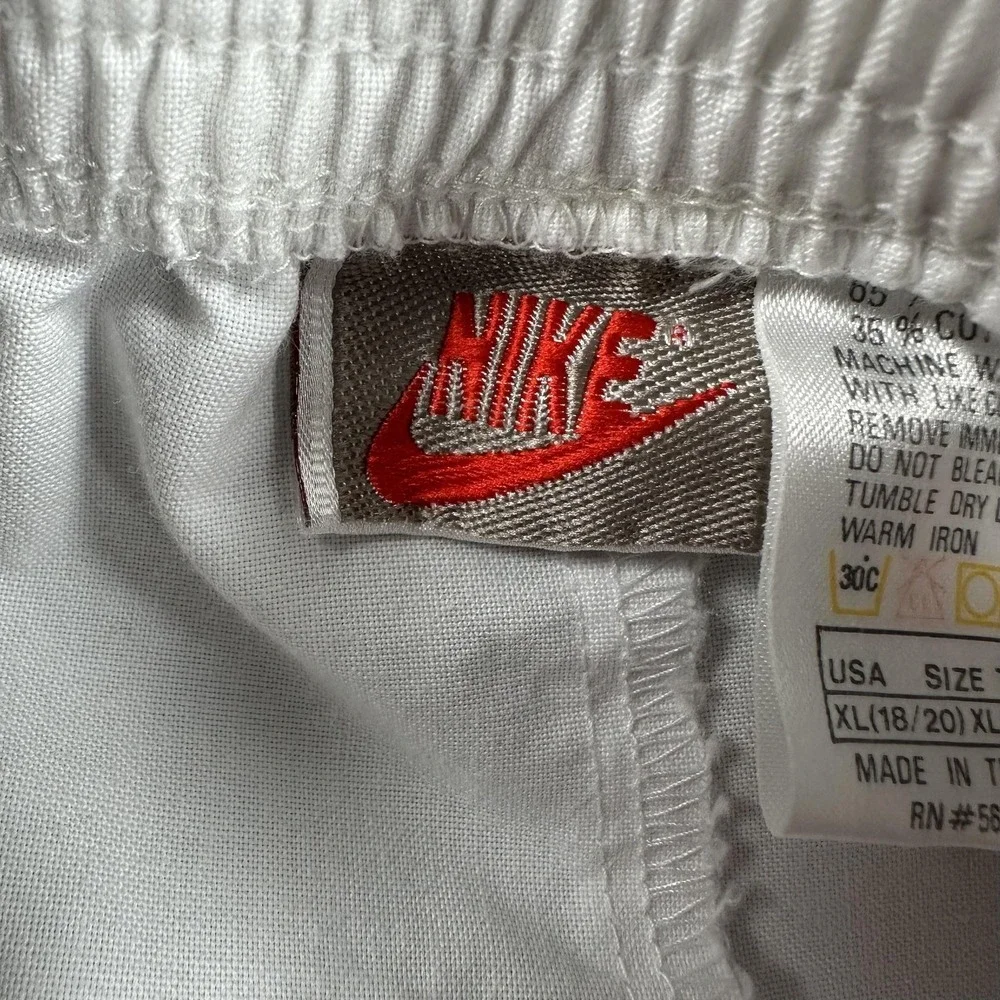 Vintage Nike Shorts Boys XL 18-20 White‎ Athletic Gym Training Y2K Thailand